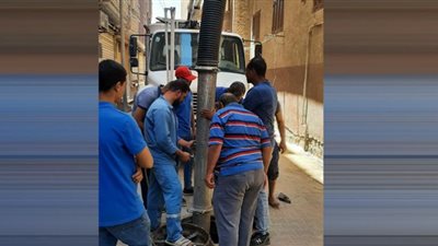 حل مشكلة طفح مياه الصرف الصحى بشارع عمر بن الخطاب بكفر المصيلحة بشبين الكوم