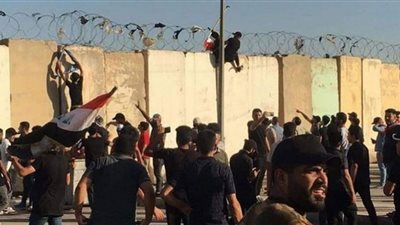 متظاهرون عراقيون يقتحمون البرلمان(صور وفيديو)