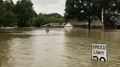 الفيضانات تحاصر آلاف الأسر في 