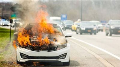 اشتعال النيران في سيارة على الطريق الحر بالقليوبية