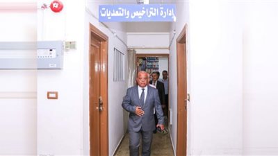 رئيس ميناء دمياط يتفقد سير العمل داخل إدارات الهيئة