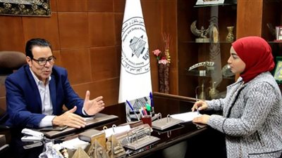 مشكلات العاملين بصناعة الغزل والنسيج على مائدة الوفد