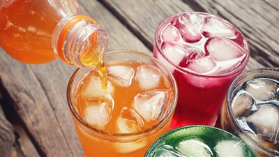 مادة في المشروبات المحلاة تؤدي إلى السمنة والسكري