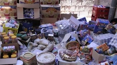 ضبط 102 قضية و22 طن سلع غذائية مجهولة المصدر في أسوان