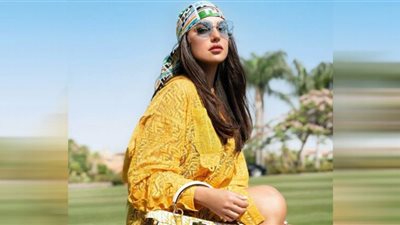 درة تخطف الأنظار بالأصفر رفقة زوجها (صور)