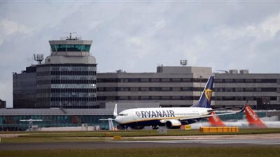 الثلوج تتسبب في إغلاق مُدرجين بمطار مانشستر البريطاني