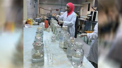 أسوان: فحص عينات للمياه والأغذية وتحليل المخدرات
