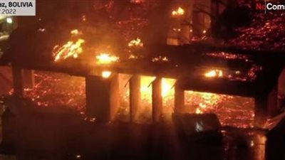 شاهد| حريق ضخم يدمر مجمعًا تجاريًا في لاباز ببوليفيا