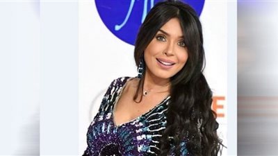 الراقصة دينا تفاجئ جمهورها بملامحها من دون مكياج (صور)