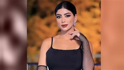 كارولين عزمي.. إطلالة ساحرة بالأسود والكعب العالى