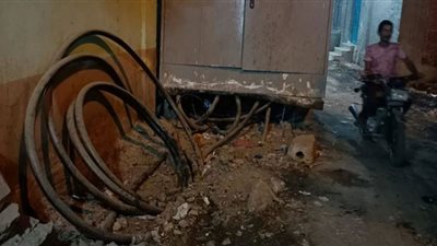 أسلاك الكهرباء تنذر بكارثة في الشتاء بقرية ميت شماس بالجيزة