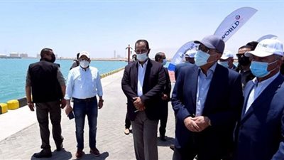 رئيس الوزراء يتفقد أعمال تطوير طريق السويس - العين السخنة
