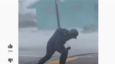 إعصار إيان يفتك بمراسل تلفزيوني على الهواء (شاهد)