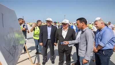 رئيس الهيئة الاقتصادية لقناة السويس يتفقد أعمال التطوير بالميناء الجديد