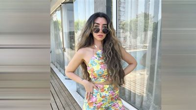 شاهد| هنا الزاهد تفاجئ جمهورها بملابسها على الشاطئ في أحدث صورها