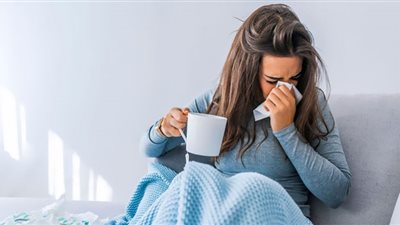 أوميكرون وأمراض الصيف.. طبيب يكشف فرق العدوى بينهما
