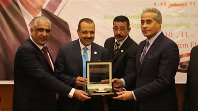 النقابات العمالية تُهدي وزير القوى العاملة دروعها