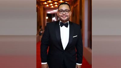 أحمد رزق يغادر مصر.. 