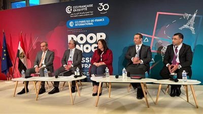 رئيس اقتصادية قناة السويس يستعرض خطة توطين القطاعات الصناعية