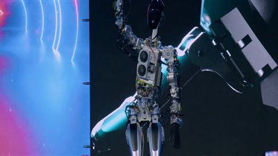 Tesla تطلق نموذجًا فعليًا لروبوتها Optimus.. شاهد كيف يعمل