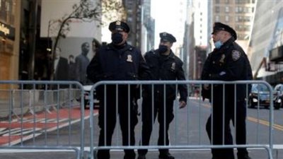 طفلة تحمل مسدسًا في المدرسة.. والشرطة تتحرك