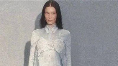 شرطة الموضة تشيد بتحويل المادة الصلبة لفستان بيلا حديد (تفاصيل)