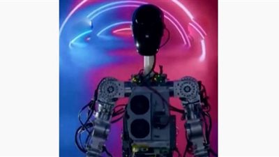 روبوت إيلون ماسك يرافقه على المسرح (شاهد)