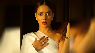 بلقيس فتحي تعتمد موضة الكب وتشبه الزهرة