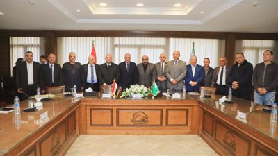 محافظ الجيزة يناقش ملفات التعليم والطرق والنظافة مع نواب النواب والشيوخ