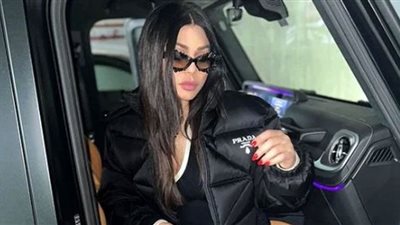 هيفاء وهبي تستعرض أنوثتها بملابس رياضية داخل سيارة فارهة
