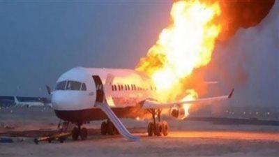 اشتعال النيران بطائرة داخل مطار بيلبيك