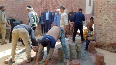 متابعة أعمال تركيب الإنترلوك بشوارع مدينة طامية بالفيوم