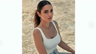 درة زروق تفاجئ متابعيها بصورتها مع أحد أقاربها.. شاهد