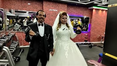 عروس تقضي دُخلتها في الجيم وتحمل عريسها بيد واحدة (صور وفيديو)