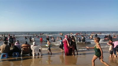 إقبال كبير على جمصة.. وأسعار الشماسي تواصل الصعود