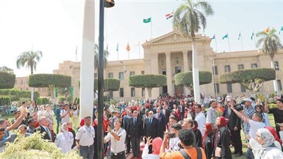 الوزير والقيادات الجامعية يشاركون الطلاب تحية العلم على أنغام السلام الوطنى
