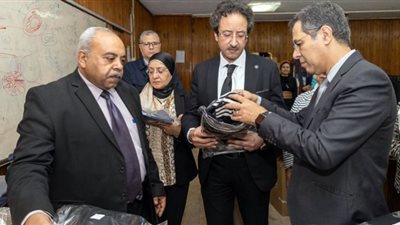 جامعة طنطا تفتتح معرض الملابس
