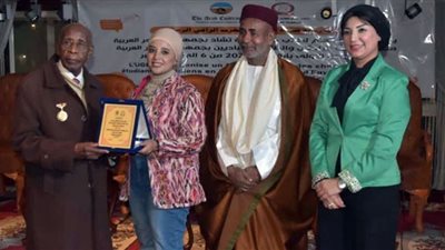 المنتدى العالمي البحثي بين مصر وتشاد يكرم صحفية الوفد