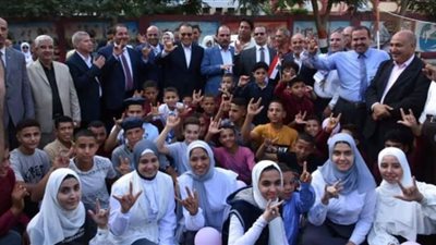 محافظ الشرقية يُشارك طلاب مدرسة الأمل للصم وضعاف السمع طابور الصباح