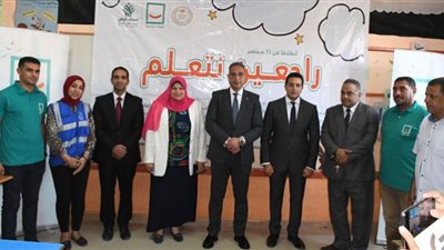 توزيع شنط مدرسية على تلاميذ الأسر الأولى بالرعاية بالفيوم