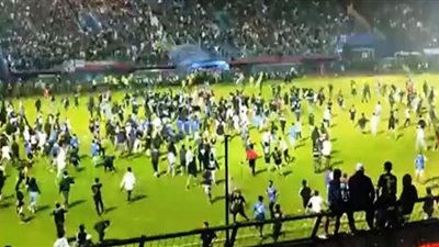 إيقاف مباريات كرة القدم بإندونيسيا بعد أحداث الشغب
