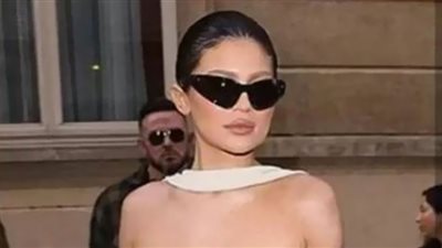كايلي جينر تصدم شرطة الموضة بحذاء 