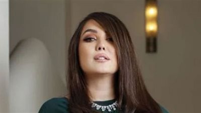 كندة علوش تواكب الموضة وتتألق بالزمرد