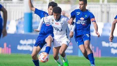 التعادل الإيجابي يحسم الشوط الأول بين الهلال السعودي والتعاون