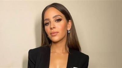 جميلة عوض تبرز أنوثتها بفستان فوق الركبة| صور