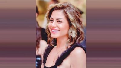 منة فضالي.. تسحر العيون بالفوشيا الفاقع