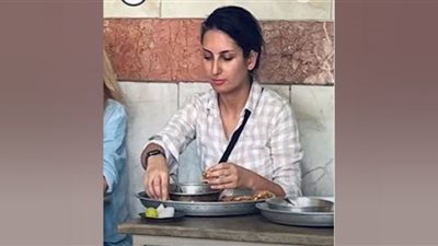 اعتقال فتاة تناولت طعاما دون حجاب (فيديو)