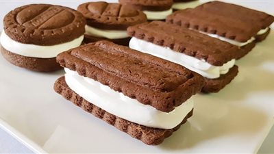 احتفلِ بعيد ميلادك في البيت بتحضير آيس كريم ساندويتش