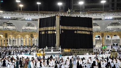 الكعبة المشرفة ترتدي كسوتها الجديدة