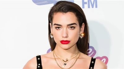 المغنية العالمية دوا ليبا في أحضان باسم يوسف.. صور